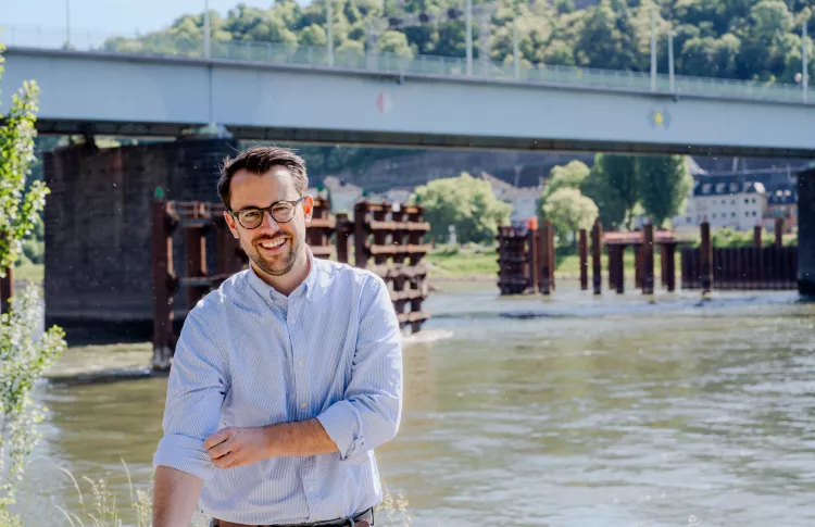 Hubertus Hacke-Dietze vor einer Brücke